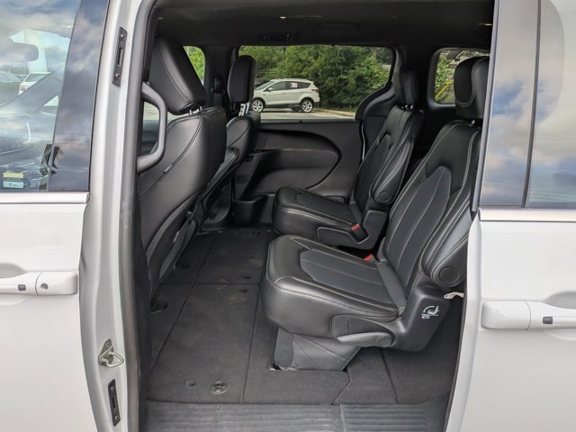 Used 2025 Chrysler Pacifica Select image 19