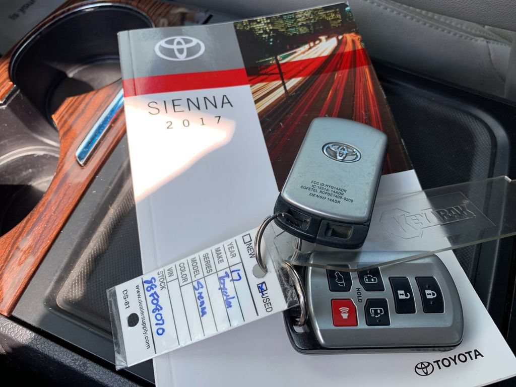 Used 2017 Toyota Sienna Limited Premium AWD/4WD image 9