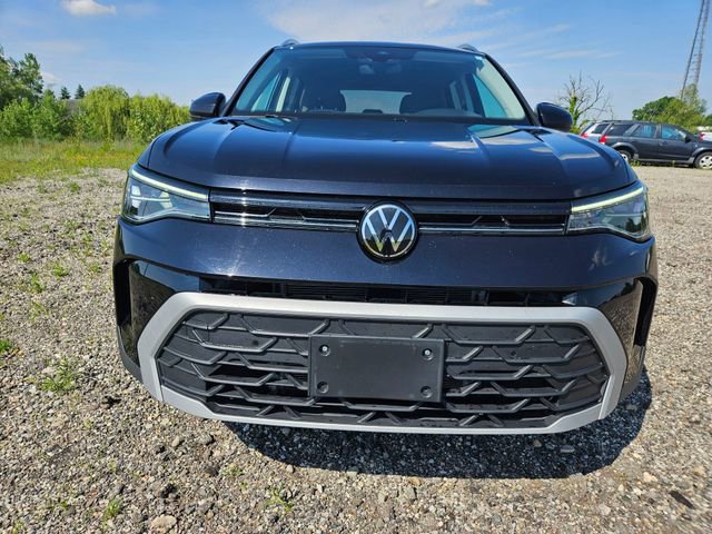 Used 2025 Volkswagen Taos SE AWD/4WD image 2