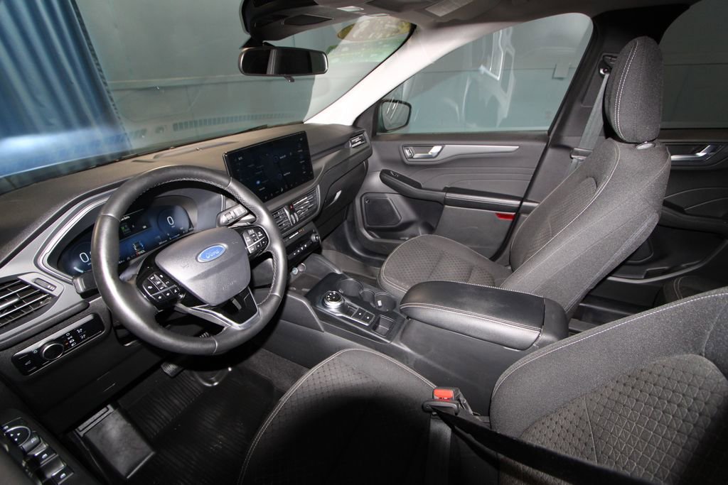 Used 2023 Ford Escape Active w/ Tech Pack #2 AWD/4WD image 2