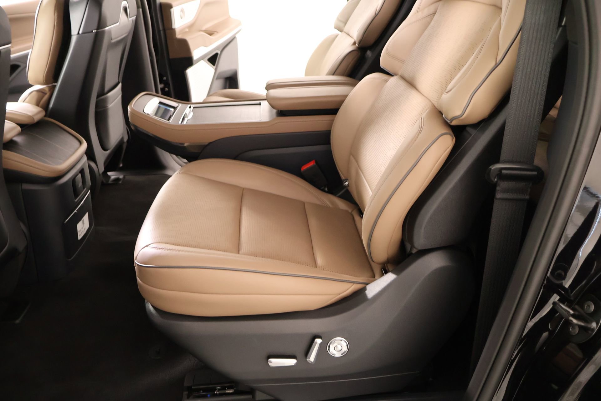 New 2026 Lincoln Navigator L Black Label AWD/4WD image 13