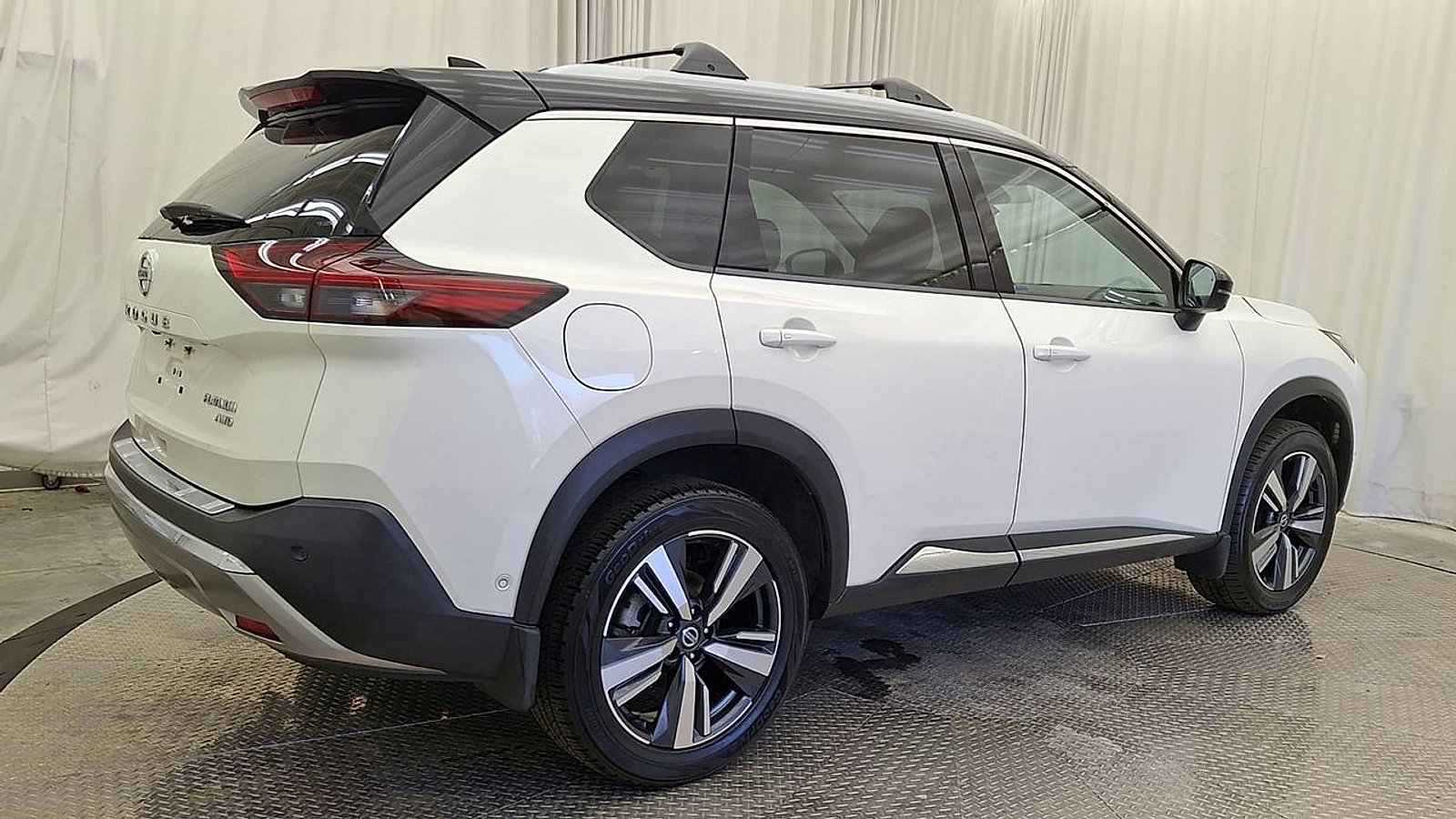Used 2021 Nissan Rogue Platinum image 3