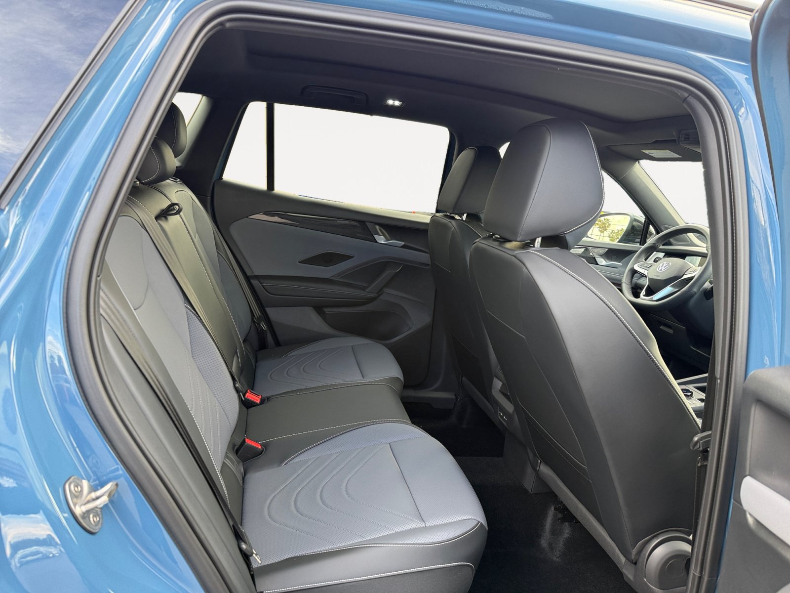New 2026 Volkswagen Tiguan SE R-Line AWD/4WD image 18