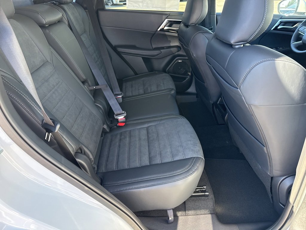 New 2025 Mitsubishi Outlander SE image 25