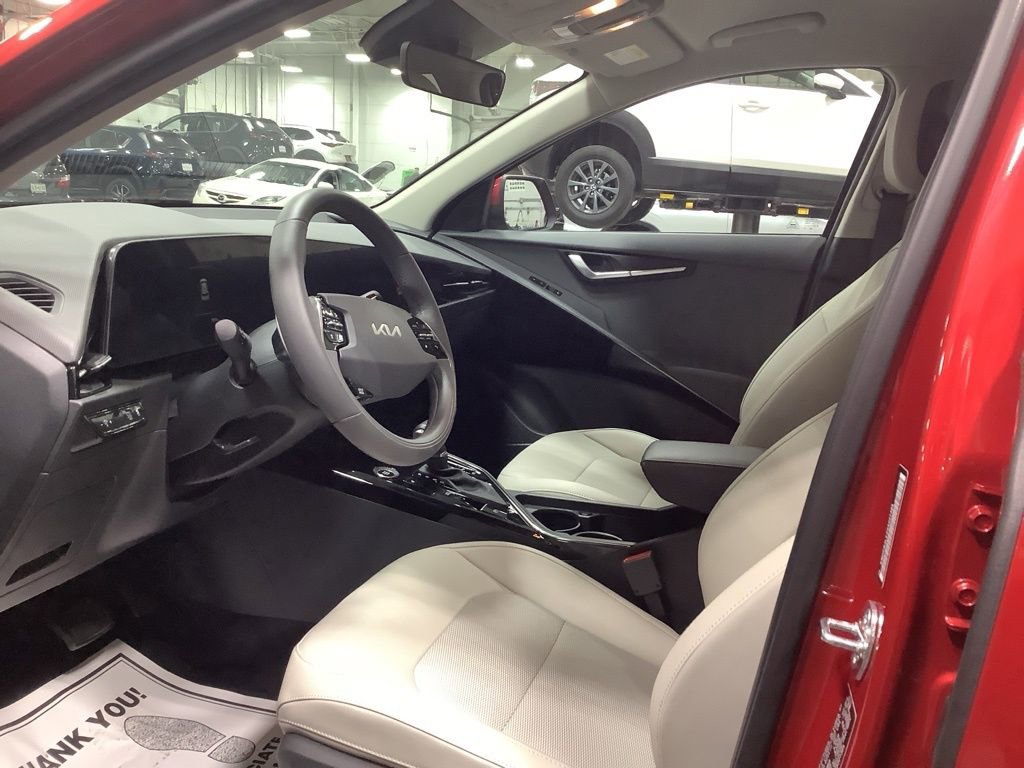 Used 2025 Kia Niro EX image 12