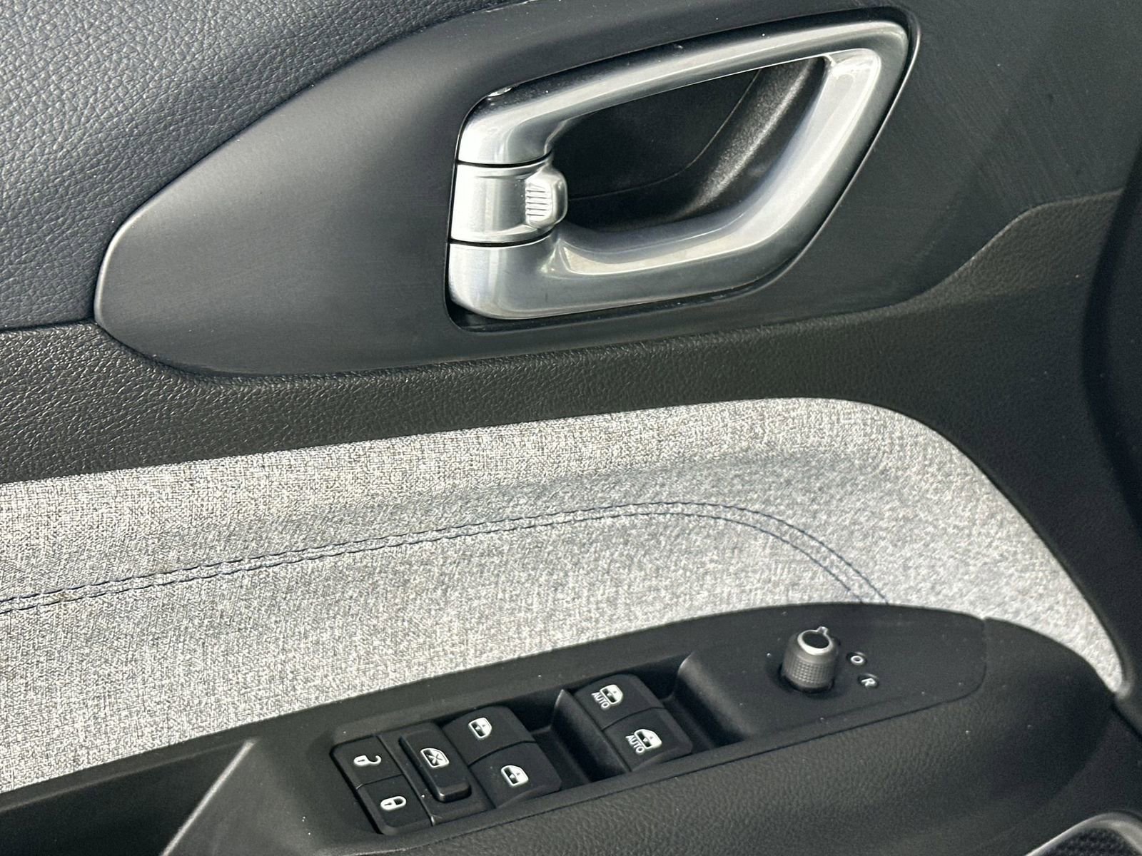 Used 2025 Jeep Compass Sport image 13