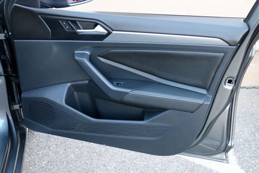 Used 2024 Volkswagen Jetta SE image 32