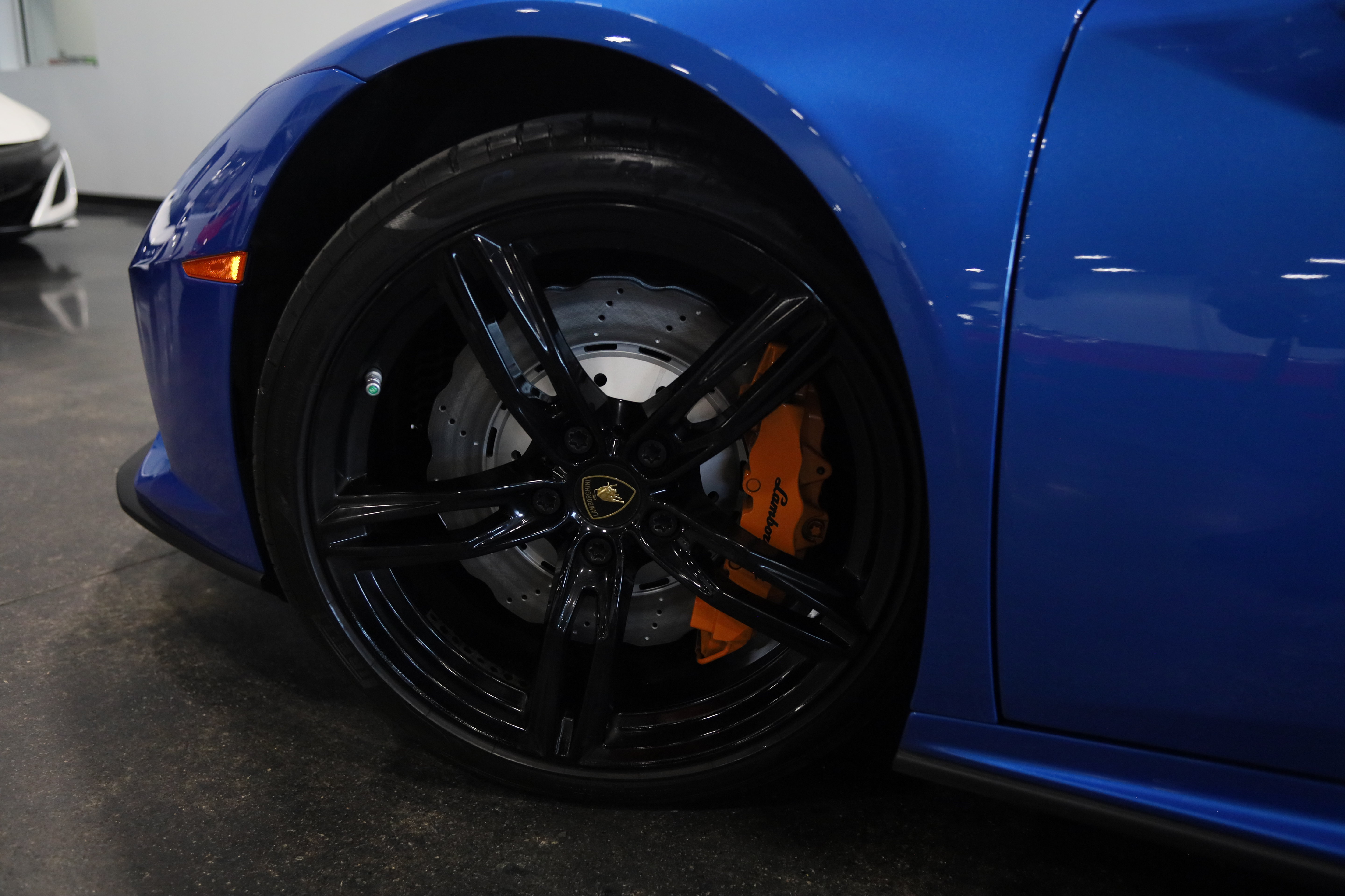Used 2020 Lamborghini Huracan EVO RWD image 12