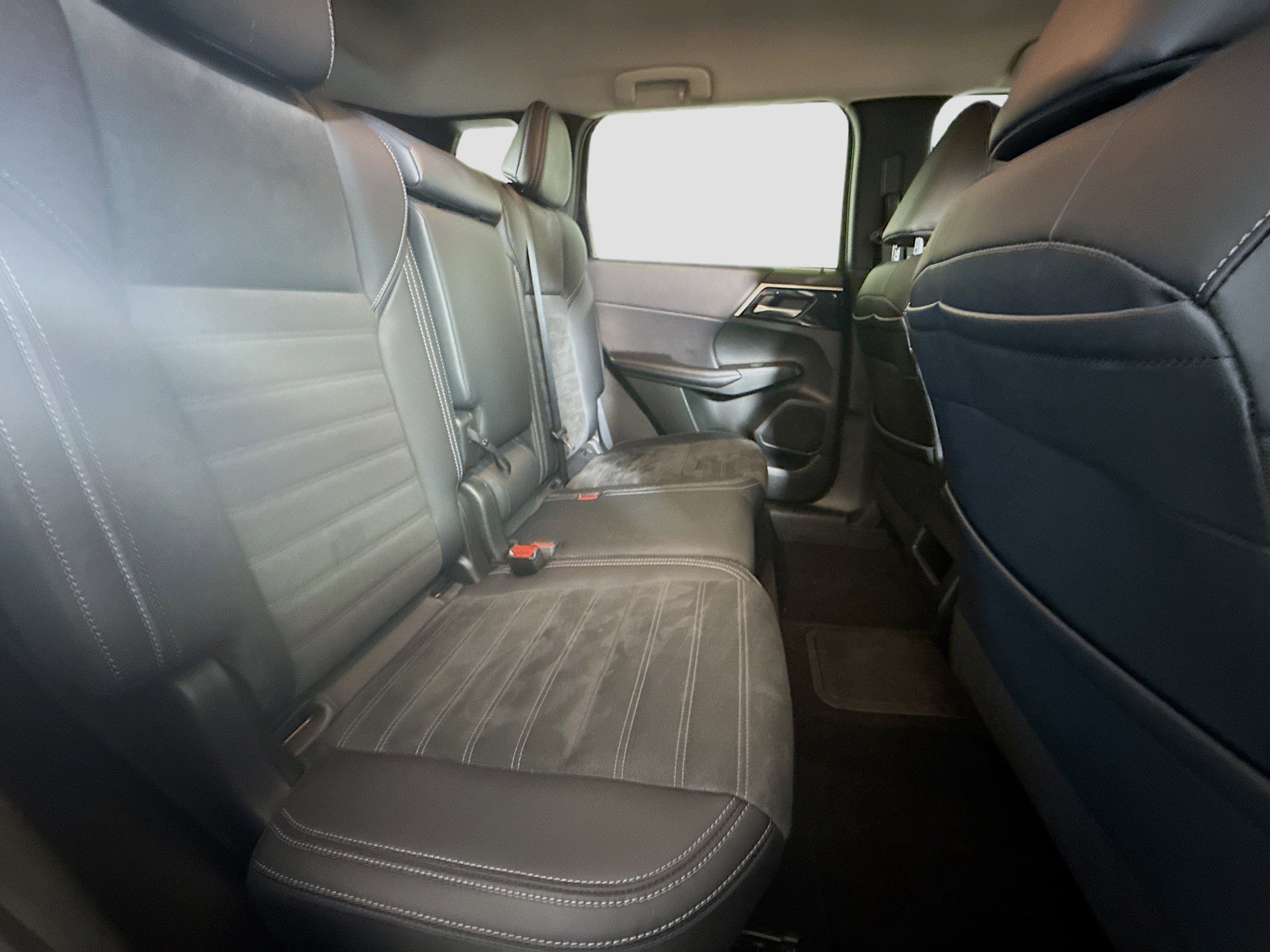 Used 2023 Mitsubishi Outlander SE image 27