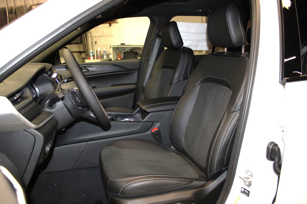 New 2025 Jeep Grand Cherokee Altitude image 25