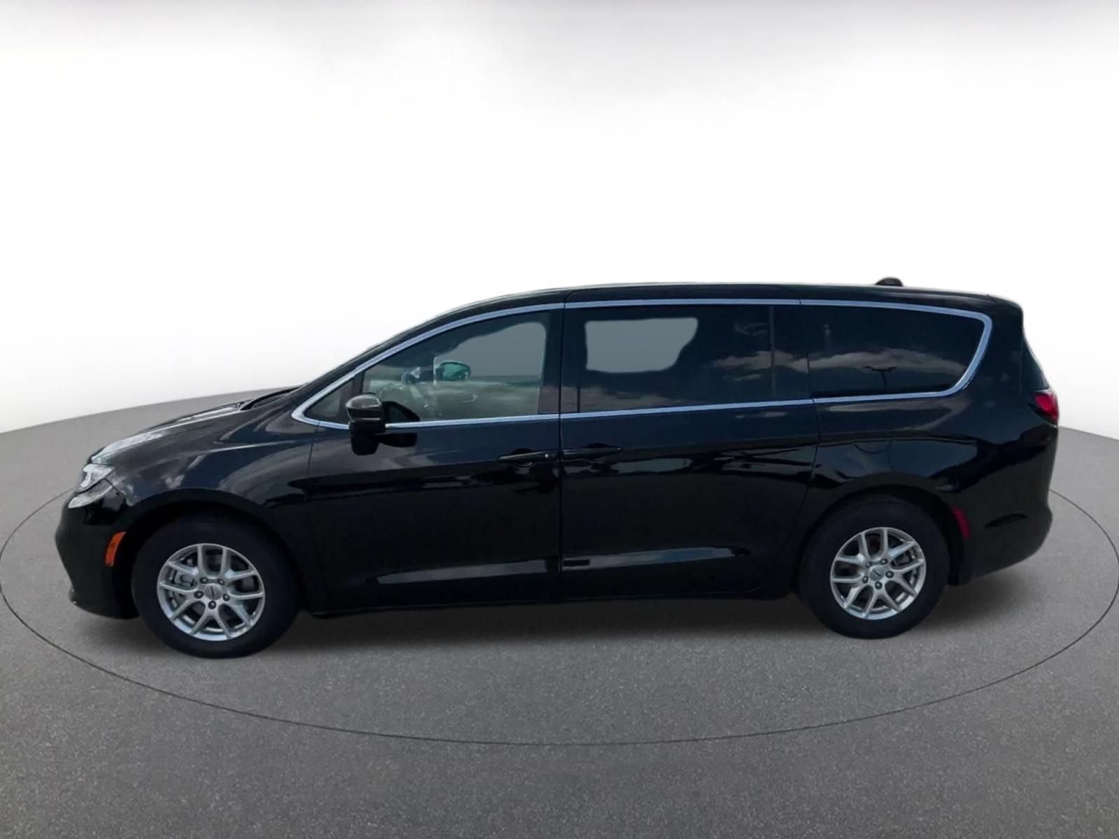 Used 2025 Chrysler Pacifica Select FWD image 8