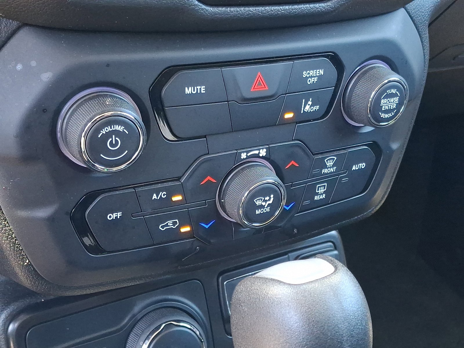 Used 2023 Jeep Renegade Latitude AWD/4WD image 15
