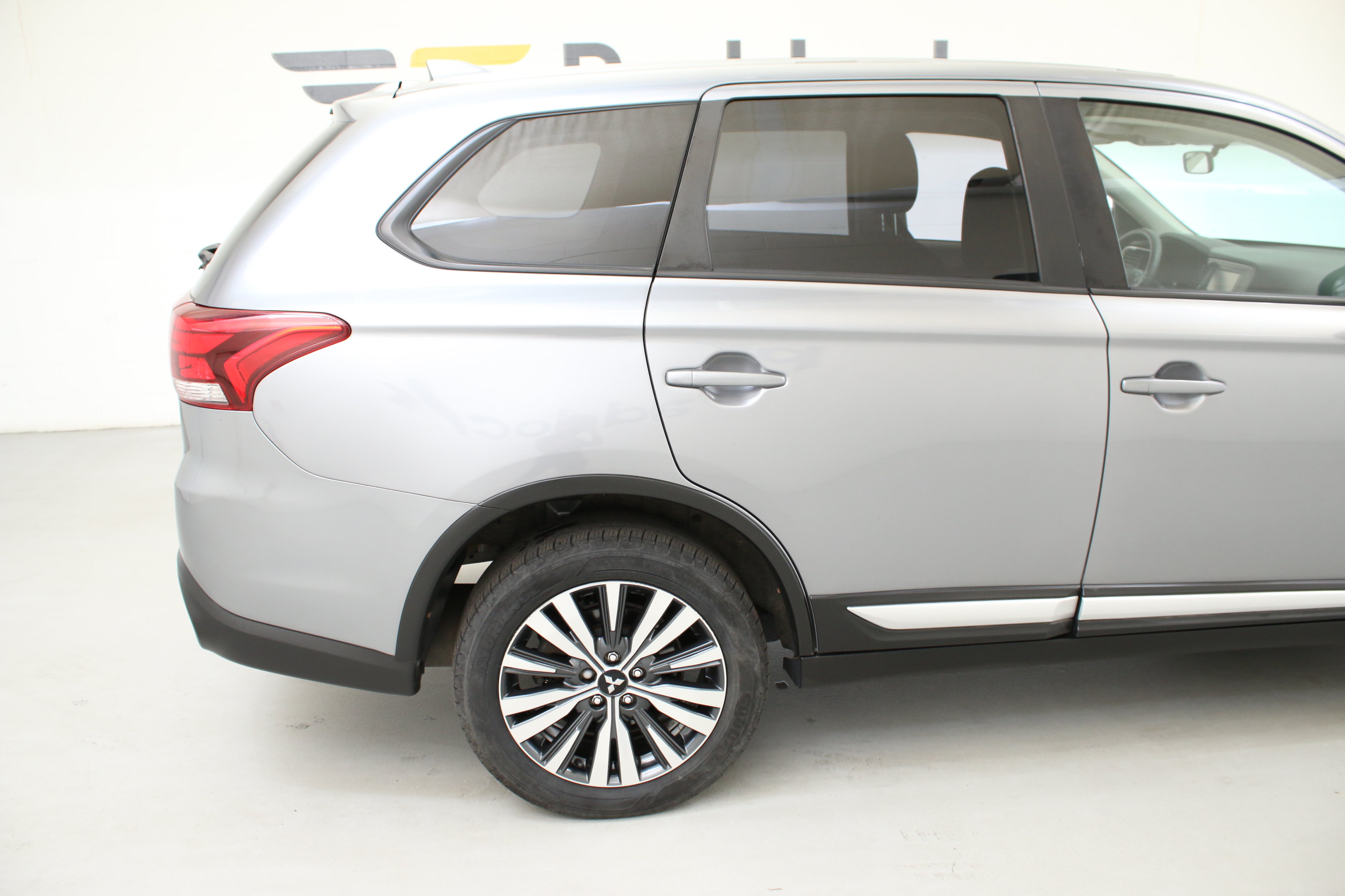Used 2020 Mitsubishi Outlander ES AWD/4WD image 9