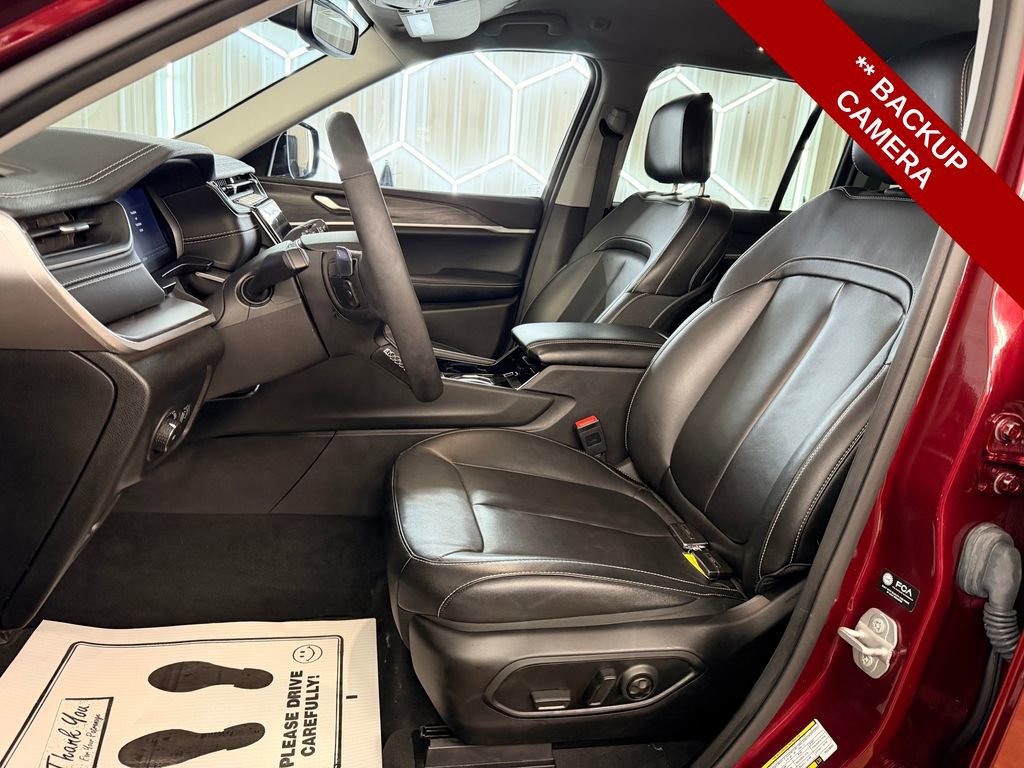 Used 2023 Jeep Grand Cherokee Limited w/ Black Appearance Package image 12