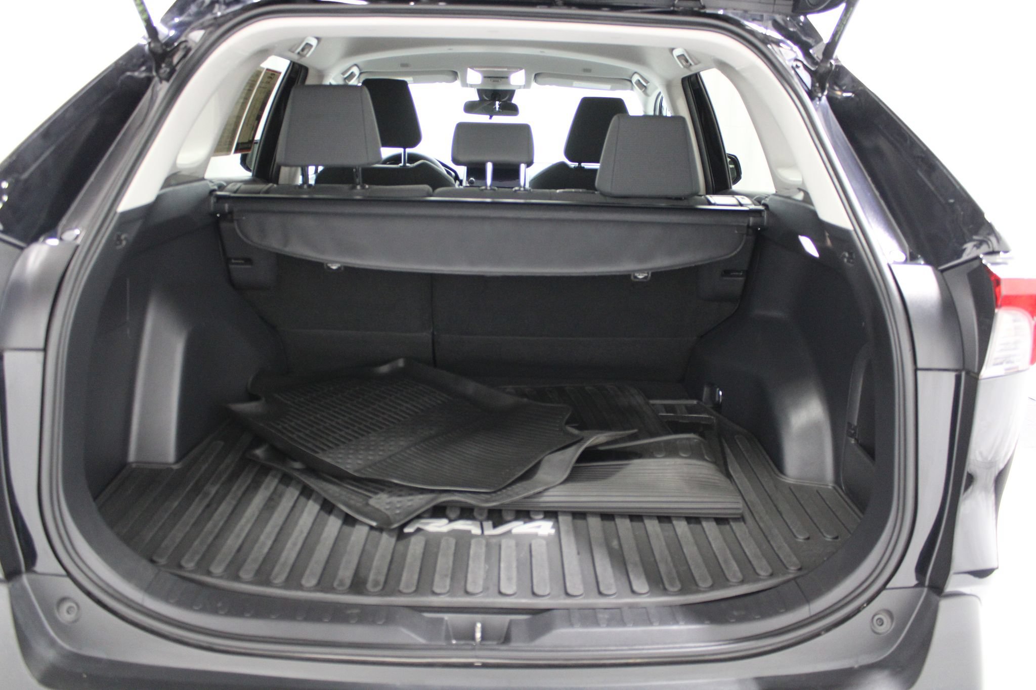 Used 2024 Toyota RAV4 LE AWD/4WD image 19