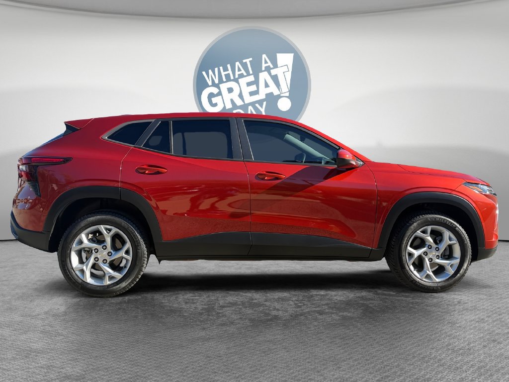 Used 2024 Chevrolet Trax LS w/ LS Convenience Package FWD image 2