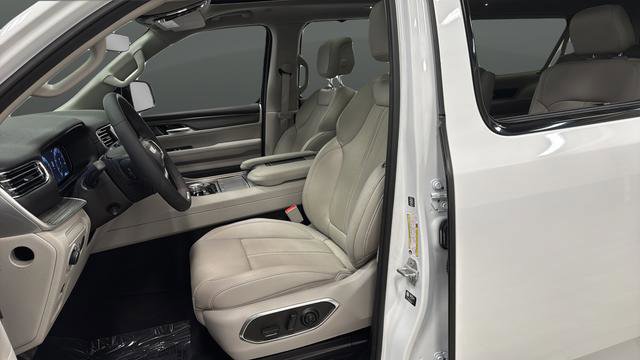 Used 2023 Jeep Wagoneer L Series III w/ Premium Group I image 9