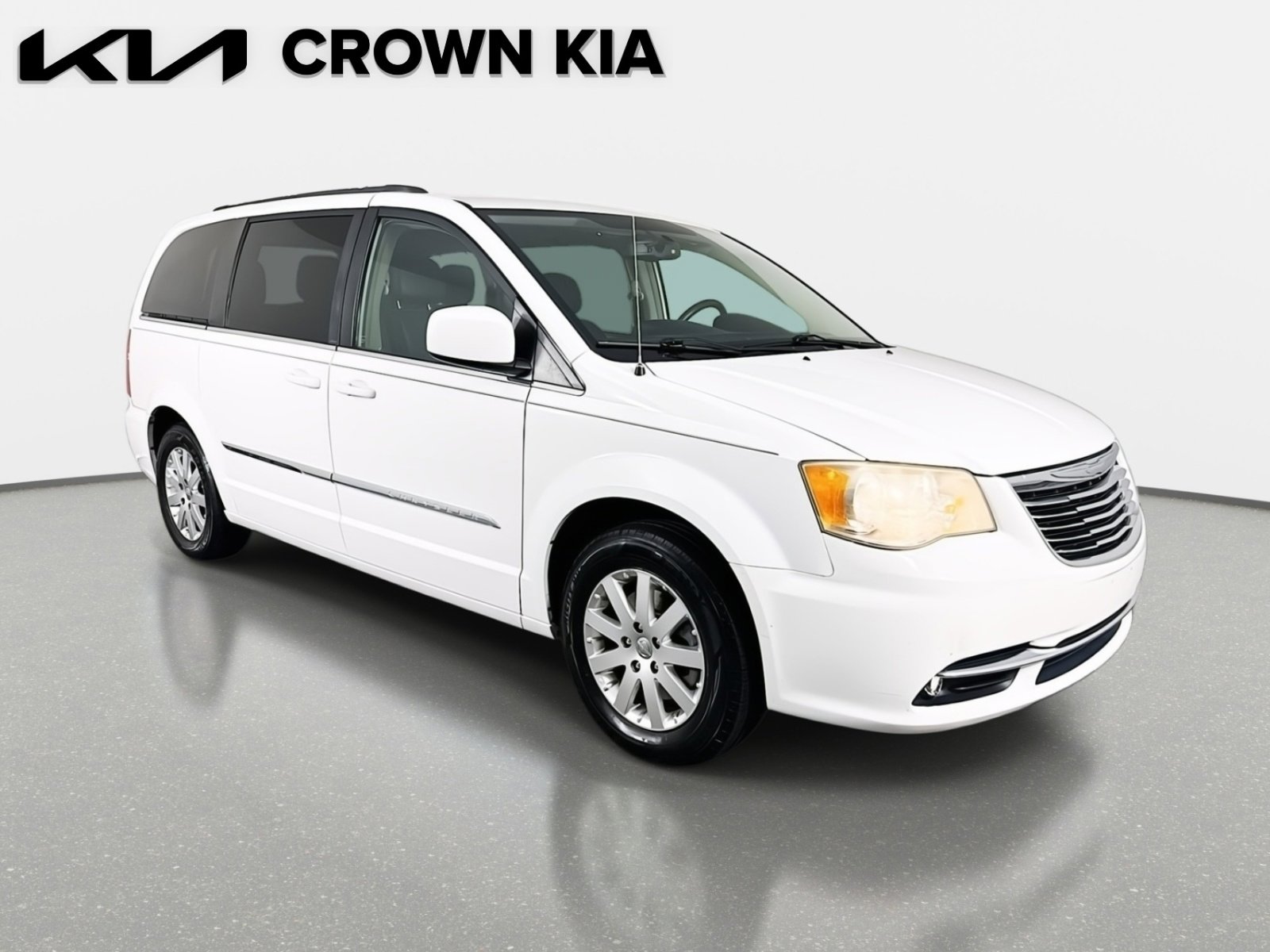 Used 2014 Chrysler Town & Country Touring image 3