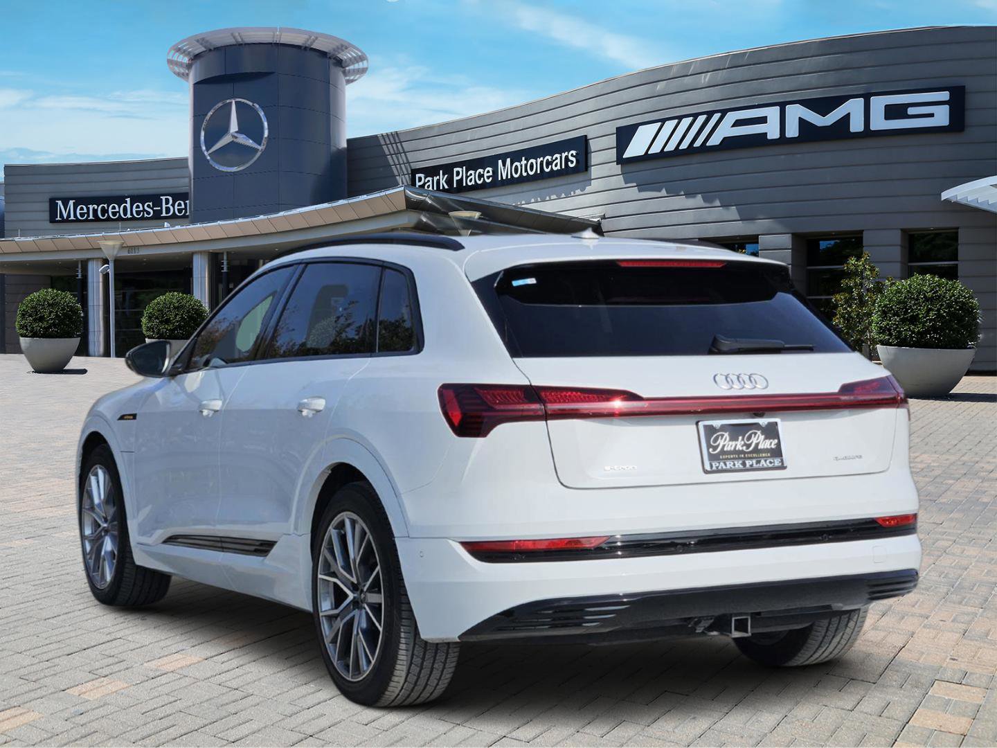 Used 2021 Audi e-tron Prestige w/ Prestige Package image 4