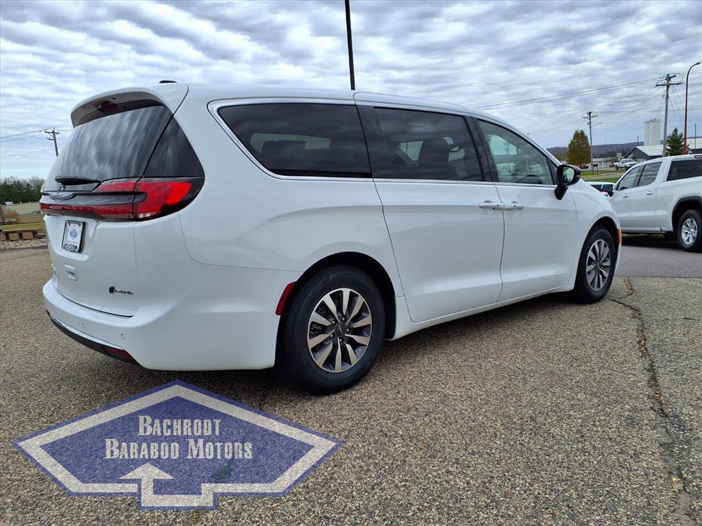 Used 2024 Chrysler Pacifica Select image 3
