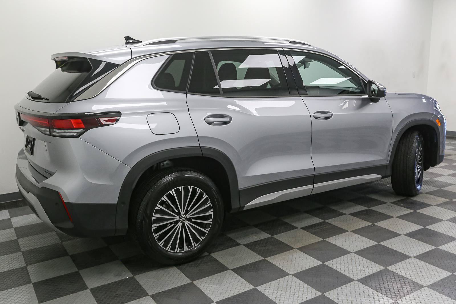 Used 2025 Volkswagen Tiguan S w/ 18" Wheel Package AWD/4WD image 9