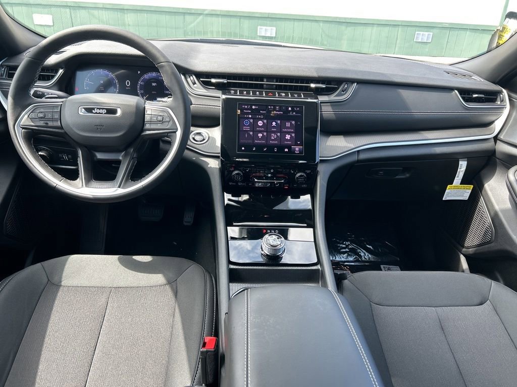 New 2025 Jeep Grand Cherokee Laredo X w/ Luxury Tech Group I image 32