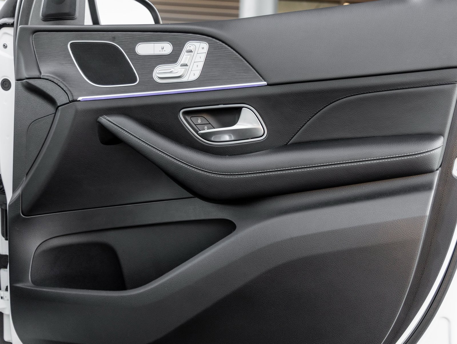 Used 2024 Mercedes-Benz GLE 450 4MATIC w/ AMG Line Exterior image 41