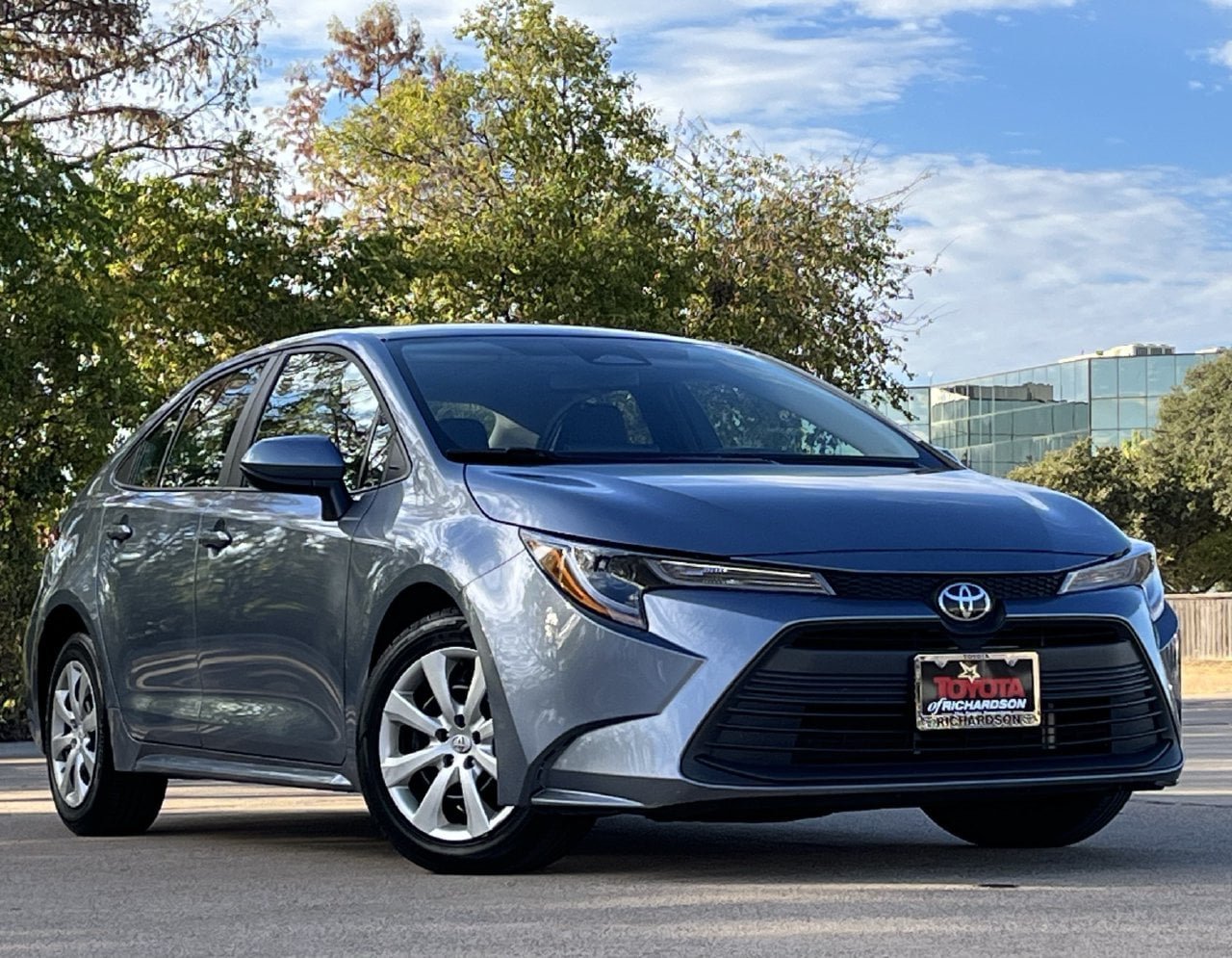 Used 2025 Toyota Corolla LE FWD image 2