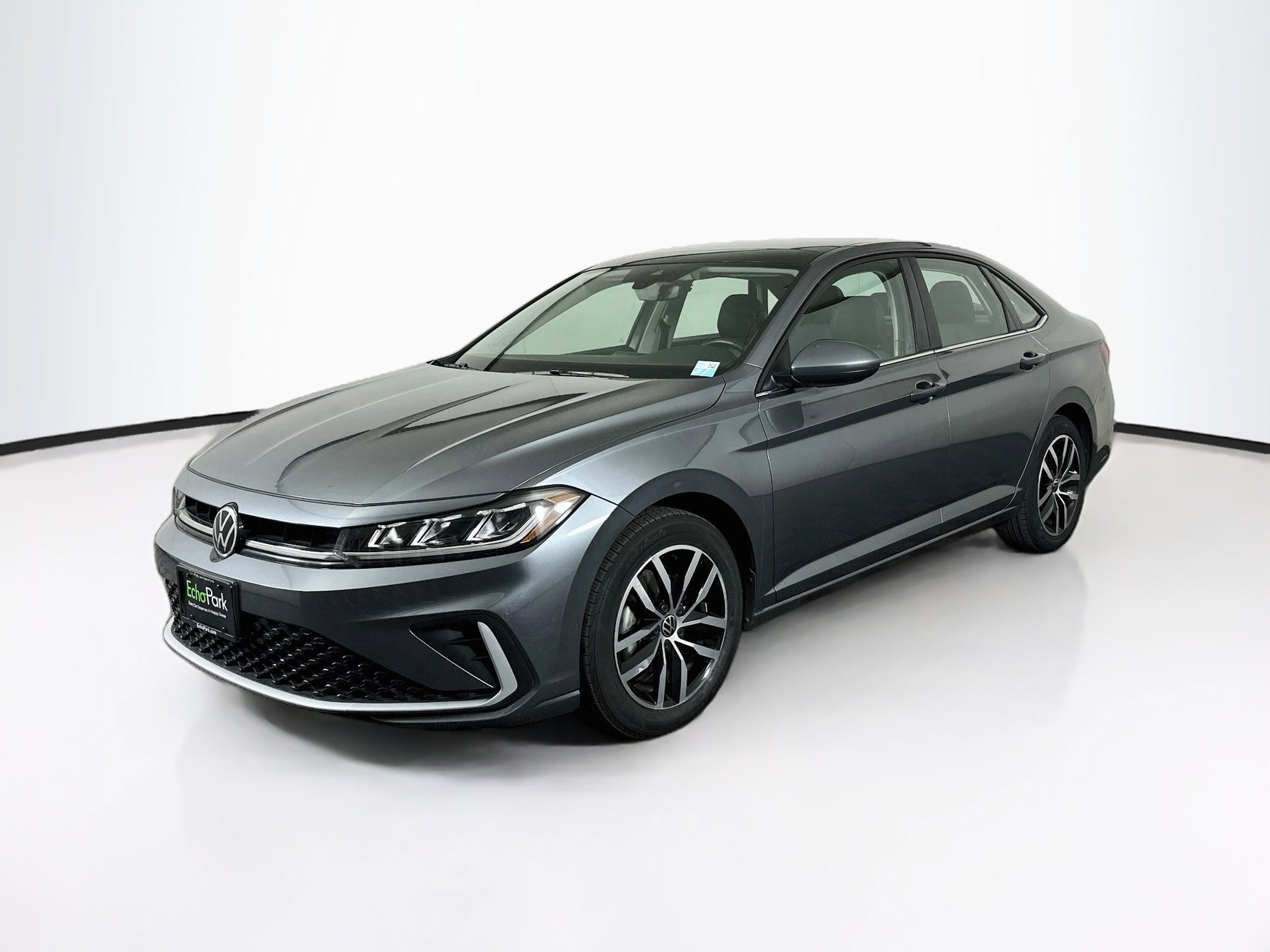 Used 2025 Volkswagen Jetta SE FWD image 3