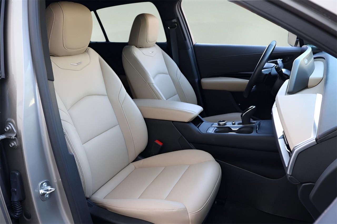 Used 2024 Cadillac XT4 Luxury w/ Cold Weather Package image 19