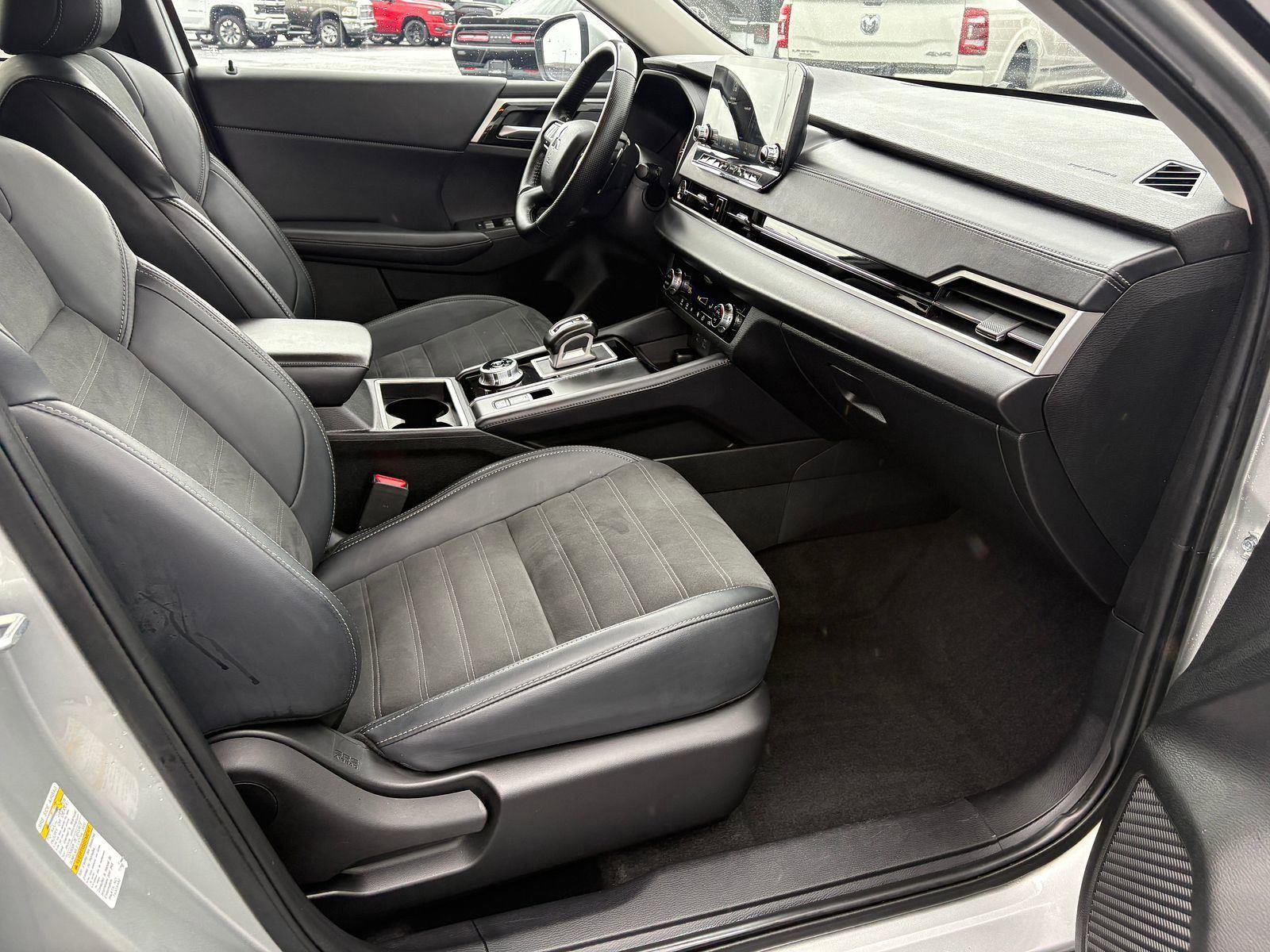 Used 2024 Mitsubishi Outlander SE image 10