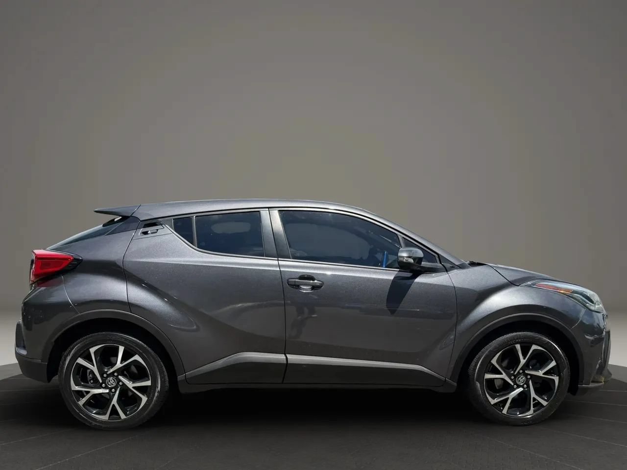 Used 2020 Toyota C-HR XLE FWD image 4