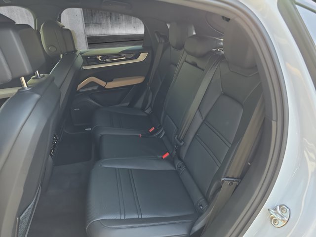 Used 2024 Porsche Cayenne Coupe AWD/4WD image 14