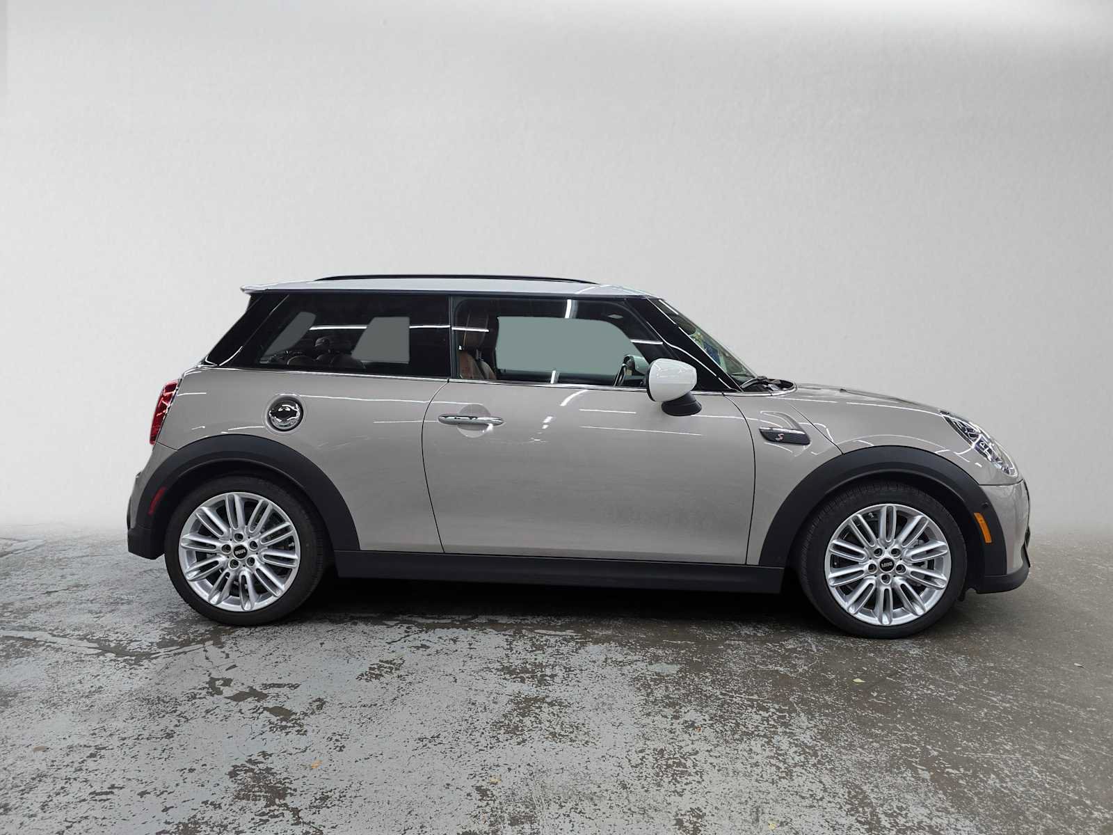 Used 2022 MINI Cooper S w/ Driver Assistance Package FWD image 2