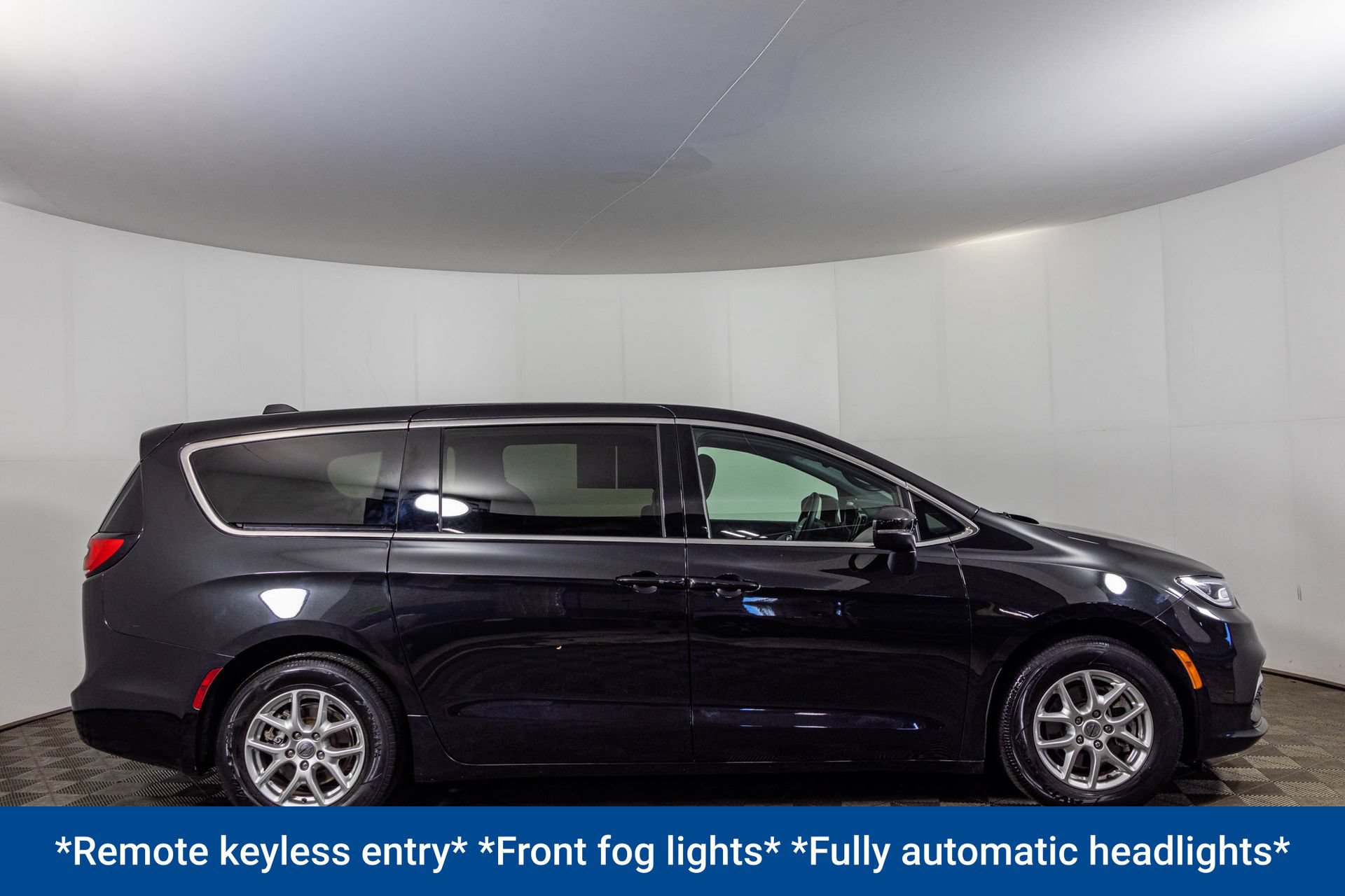 Used 2023 Chrysler Pacifica Touring FWD image 13