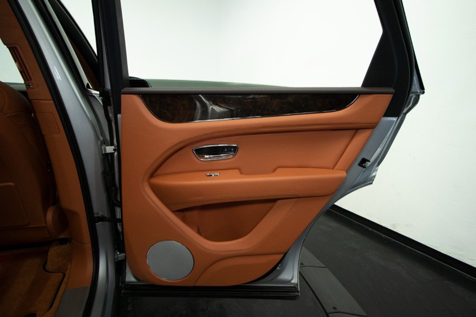 Used 2023 Bentley Bentayga Plug-In Hybrid image 61