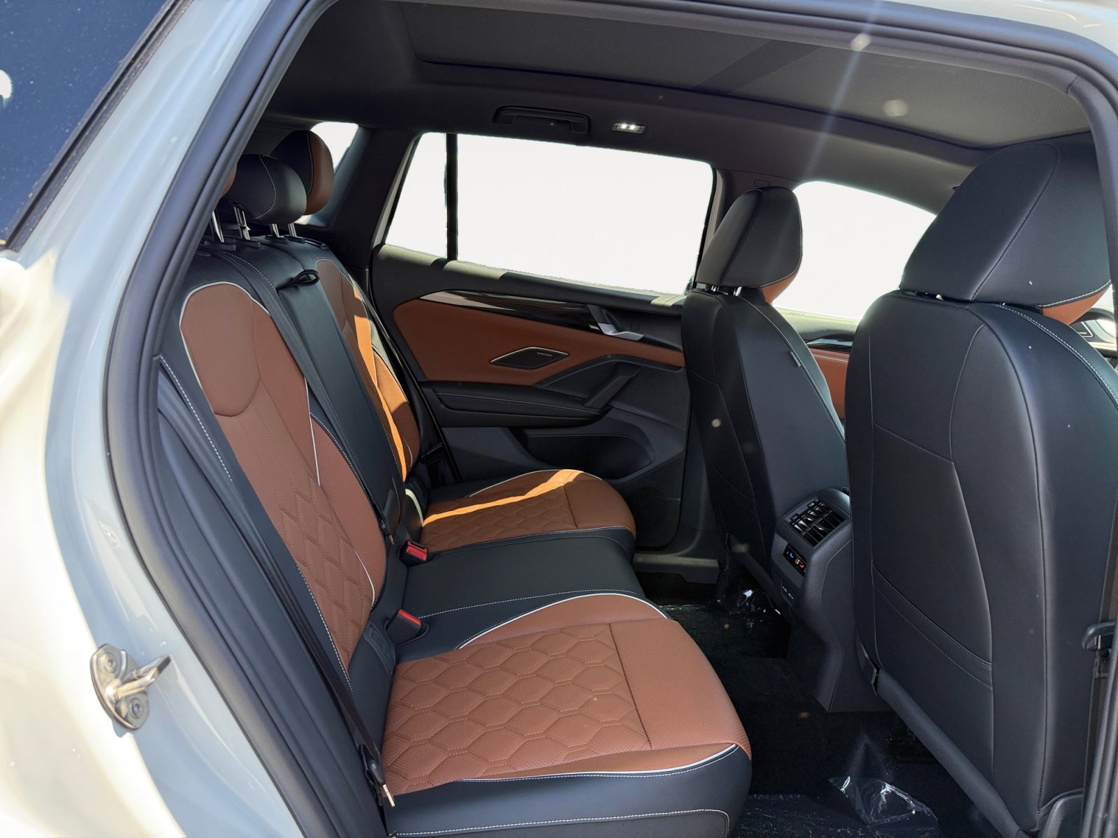 New 2026 Volkswagen Tiguan SEL R-Line AWD/4WD image 18