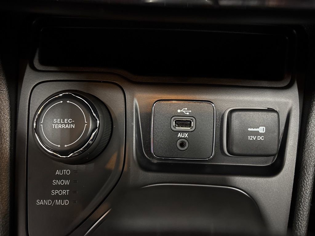Used 2019 Jeep Cherokee Latitude Plus w/ Cold Weather Group image 18