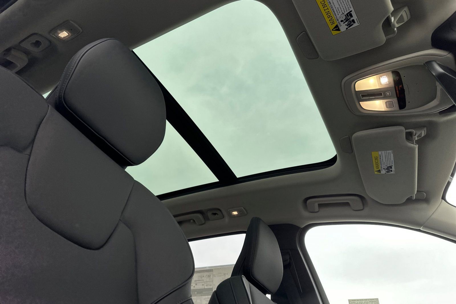 New 2025 Volvo XC90 T8 Plus w/ Protection Package Premier AWD/4WD image 17