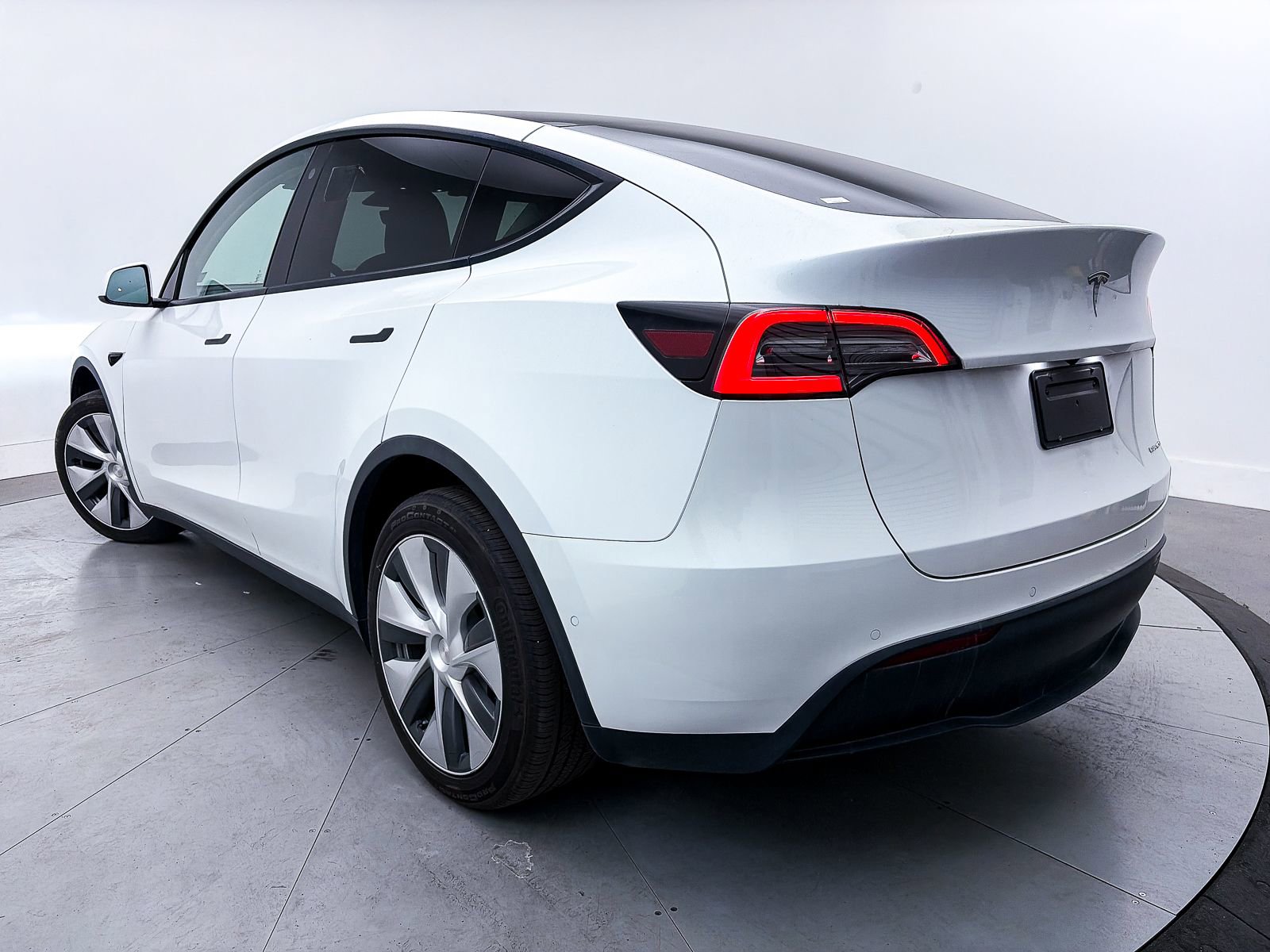 Used 2022 Tesla Model Y Long Range image 2