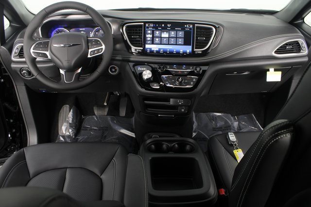 New 2026 Chrysler Pacifica Select image 9