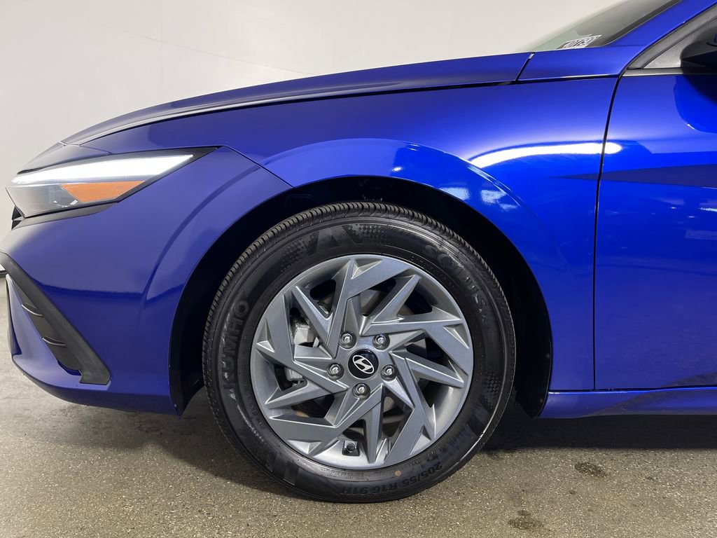 Certified 2025 Hyundai Elantra Blue FWD image 11