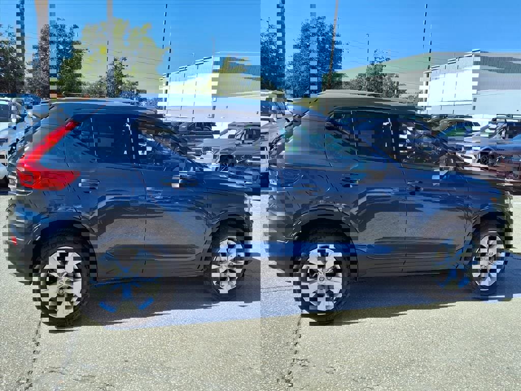 Used 2021 Volvo XC40 T4 Momentum w/ Protection Package Premier image 8