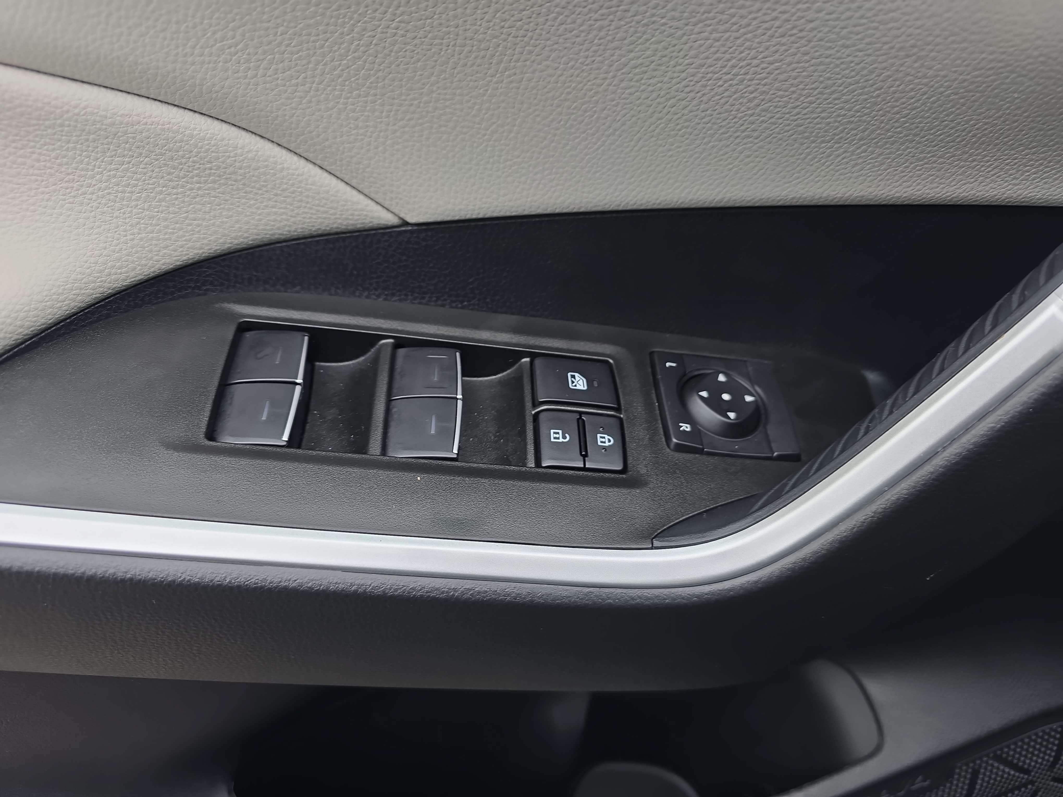 Used 2025 Toyota RAV4 XLE w/ Convenience Package FWD image 28