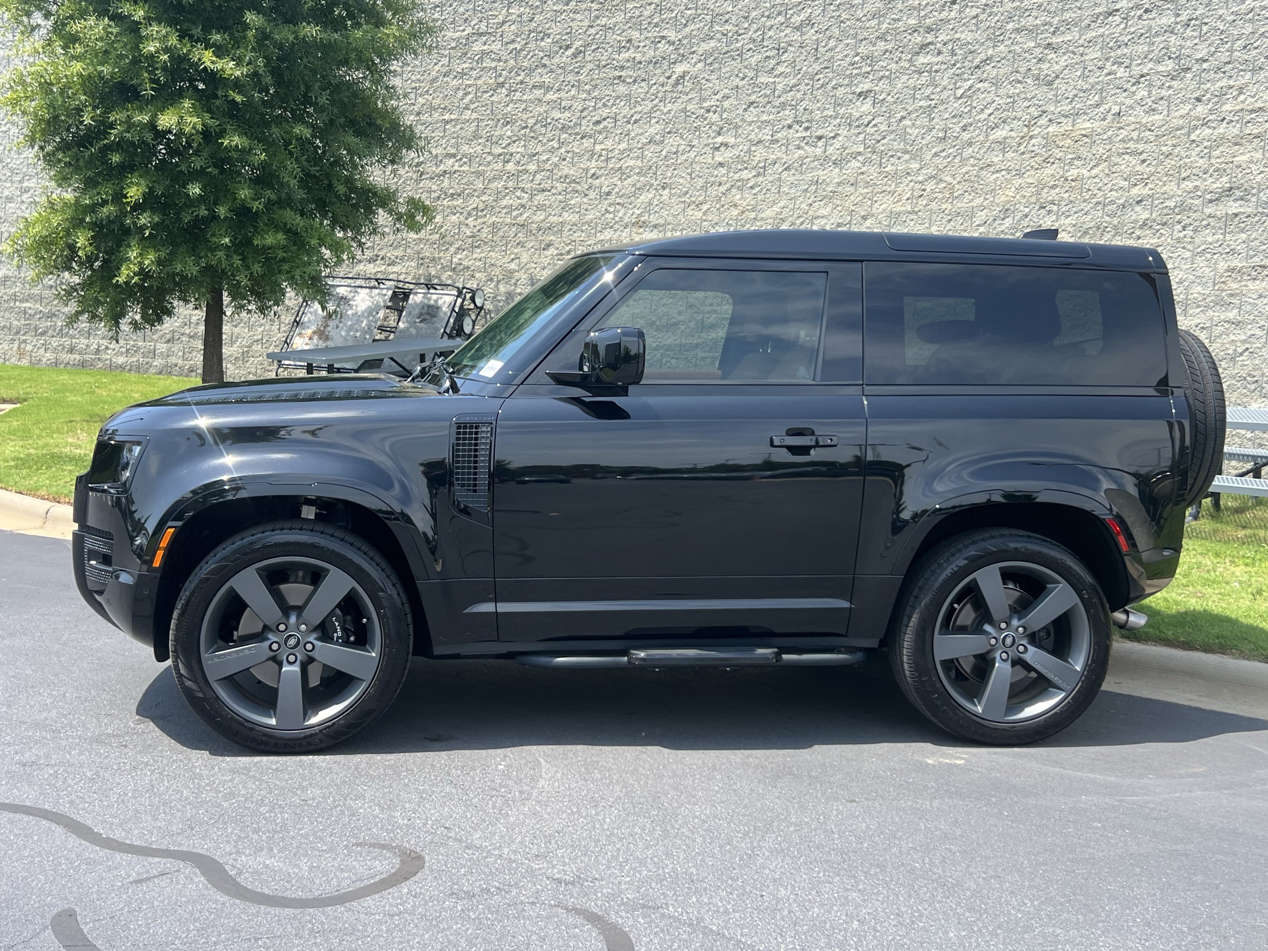 Certified 2024 Land Rover Defender 90 V8 AWD/4WD image 4