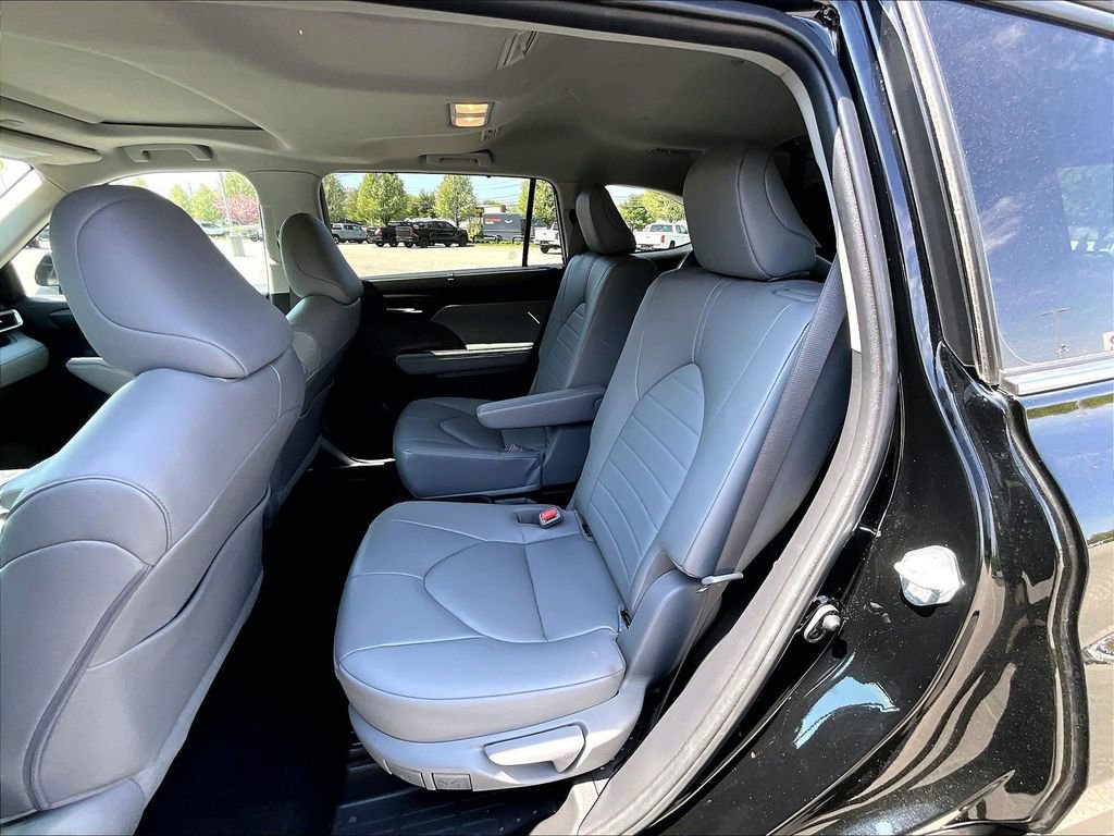 Used 2023 Toyota Highlander XLE AWD/4WD image 15