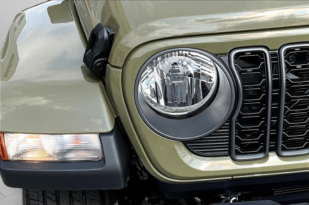 New 2025 Jeep Gladiator Sport AWD/4WD image 31