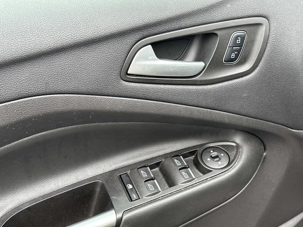 Used 2017 Ford C-MAX Energi SE w/ Equipment Group 401A FWD image 16