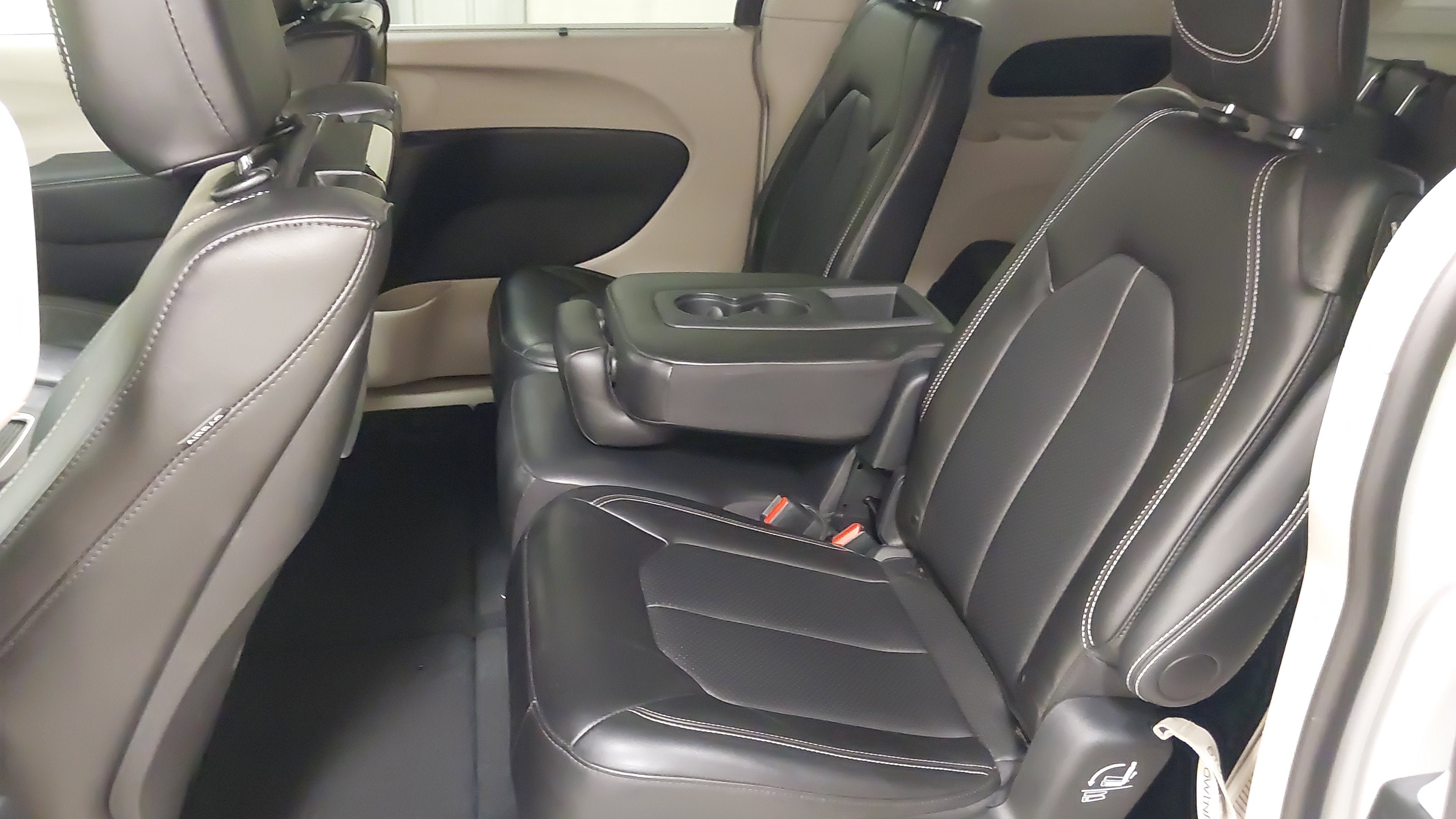 Used 2024 Chrysler Pacifica Touring-L w/ Uconnect Theater Family Group FWD image 38
