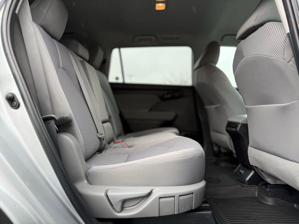 Used 2023 Toyota Highlander LE image 18